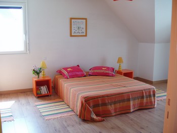 la chambre orange du gites bretagne, spacieuse communique avec la terrasse couverte VUE MER sur la baie de primel